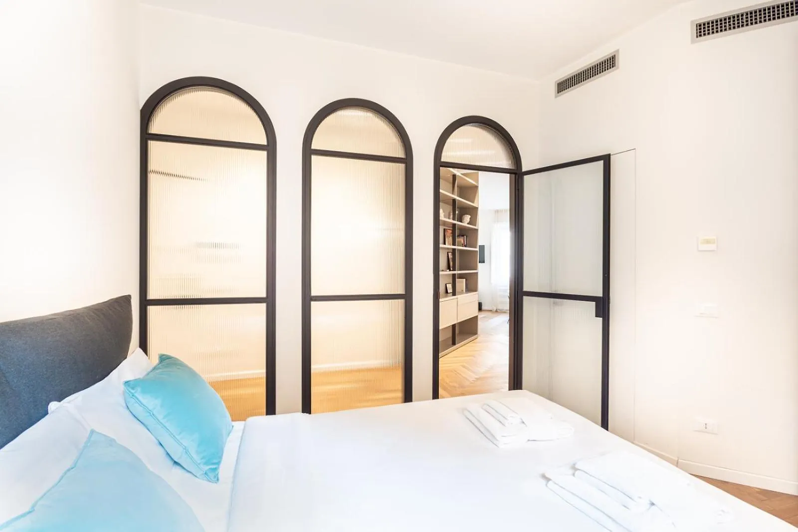Cool And Big Central Apartment Duomo - White Milan Italy