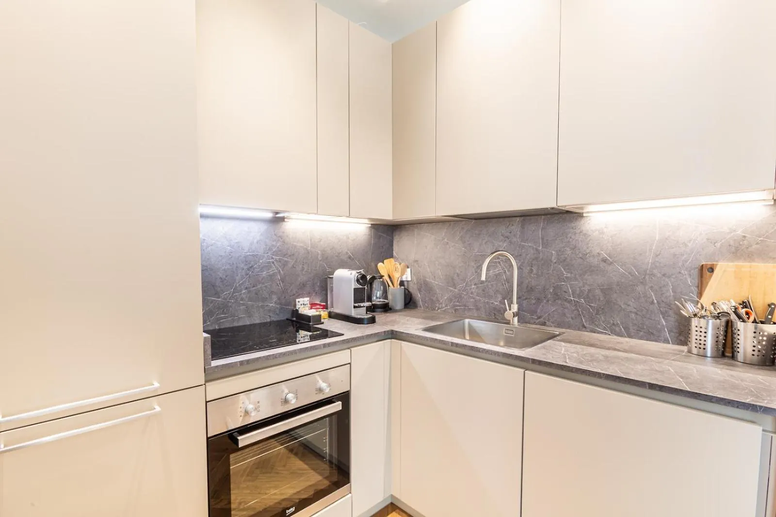 Cool And Big Central Apartment Duomo - White Милан Италия